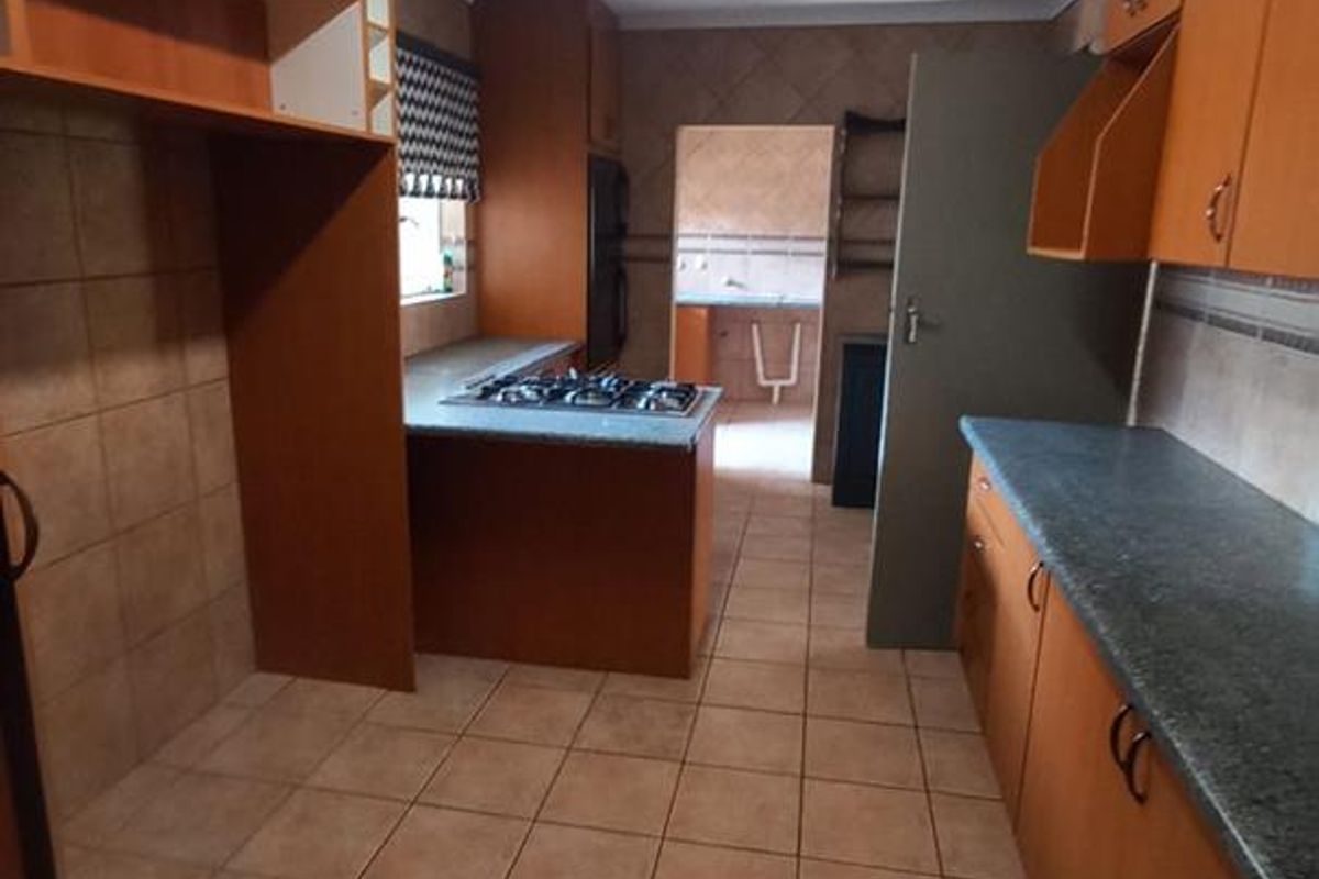 4 bedroom home + flatlet in 24 hour security area - Photo 2