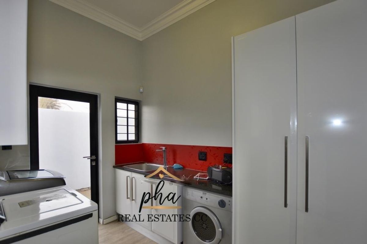 Entertainer's Dream!! 5 bedroom house with pool for sale in Walvis Bay for N$6 700 000.00 - Photo 4