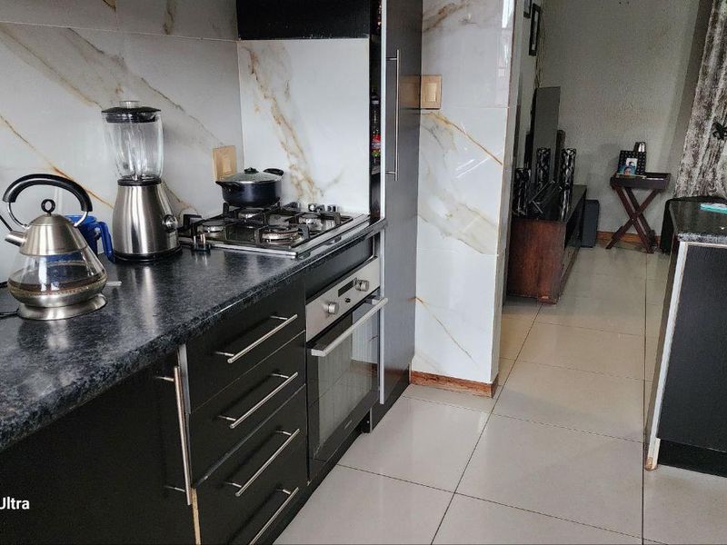 A Place to call Home-Beauty,Space and Comfort in Tlhabane West - Photo 7