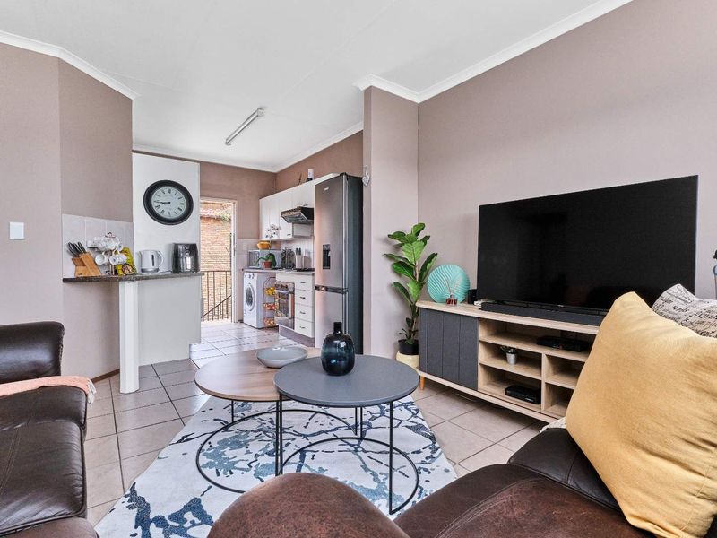 Charming Move-In Ready Upstairs Apartment – Perfect for First-Time Buyers! - Photo 5