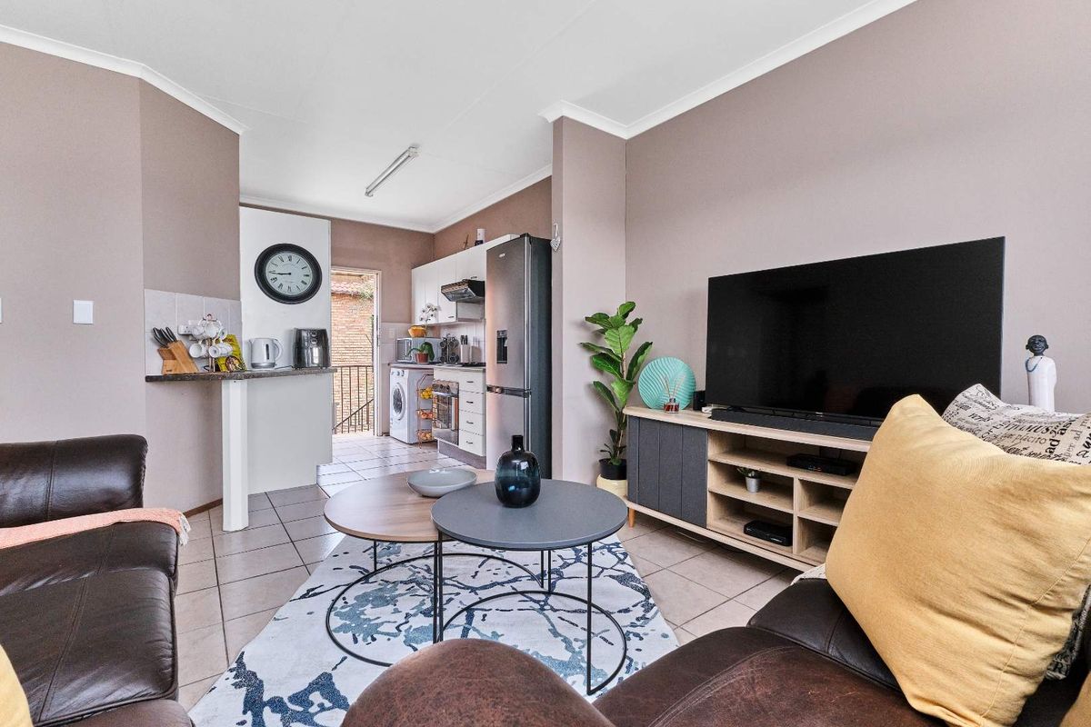 Charming Move-In Ready Upstairs Apartment – Perfect for First-Time Buyers! - Photo 5
