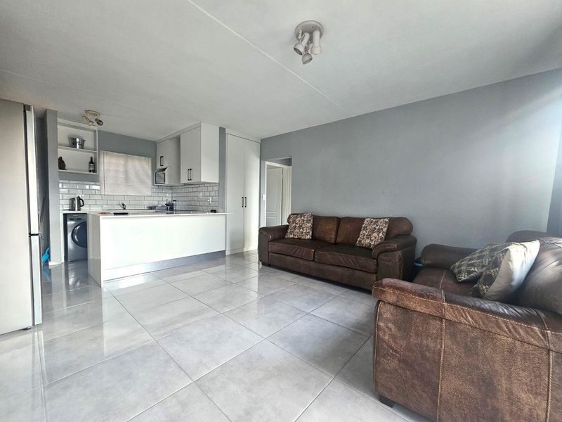 Introducing a Spectacular Renovated GROUND FLOOR Apartment in Radiokop - Photo 2