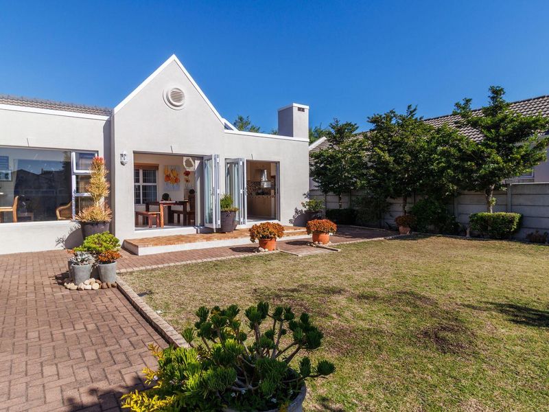 Spacious Coastal Family Living in the Heart of Sunningdale, Cape Town - Photo 5