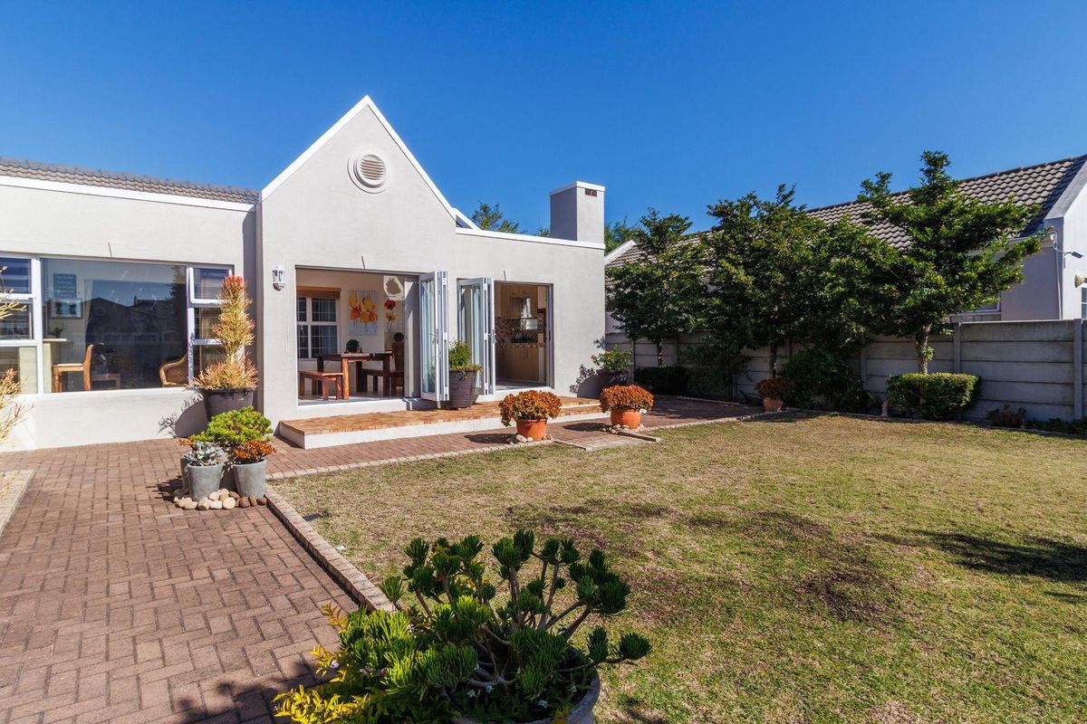 Spacious Coastal Family Living in the Heart of Sunningdale, Cape Town - Photo 5