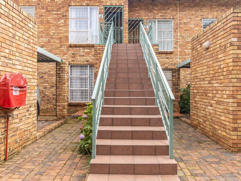 Charming two bedroom apartment in sought after suburb. - Photo 9