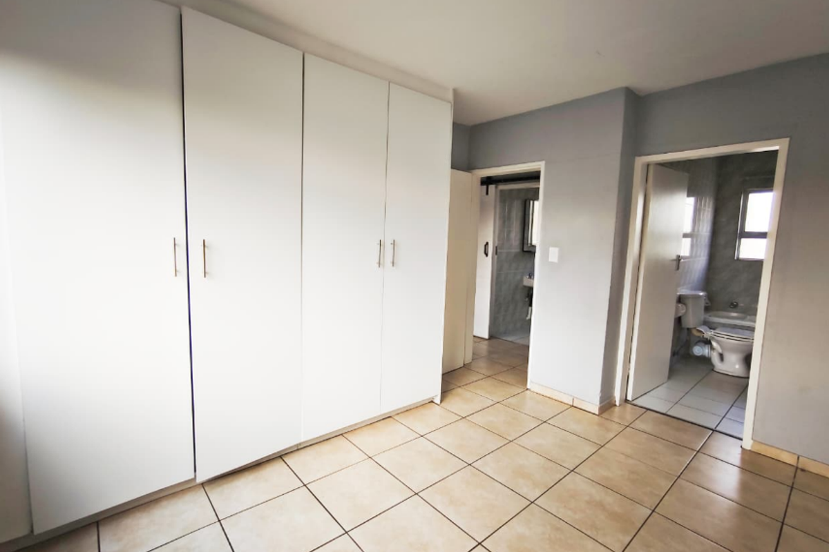 Beautifully maintained 3-bedroom, 2-bathroom apartment - Photo 2