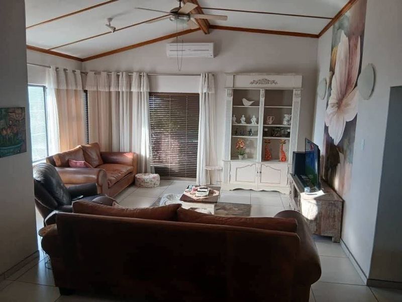 Nestled on a scenic hilltop with sweeping views over Keetmanshoop, this well-loved and beautifully maintained guesthouse offers comfort, charm and exceptional p - Photo 8