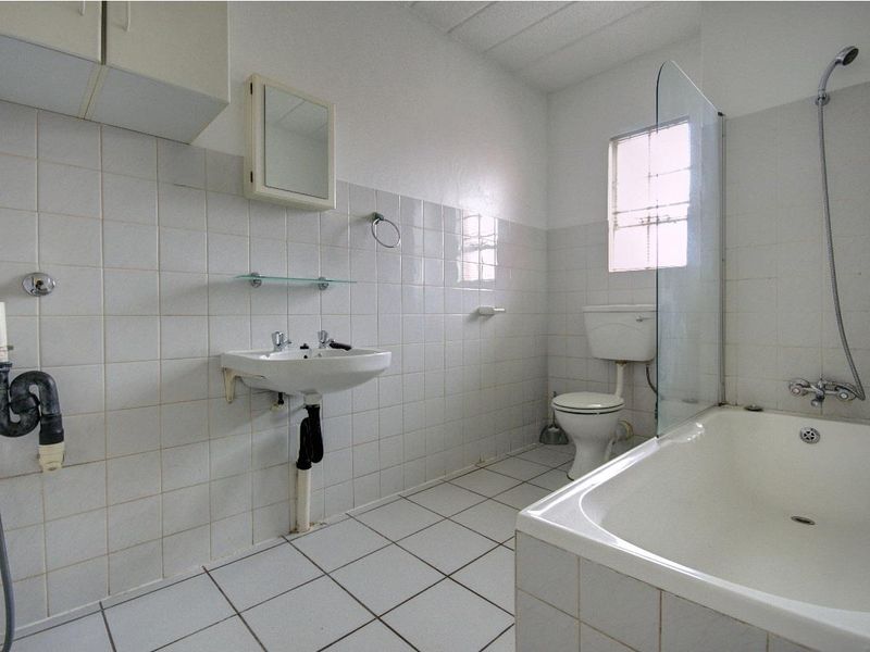 BARGAIN Sunny ground floor unit! - Photo 3