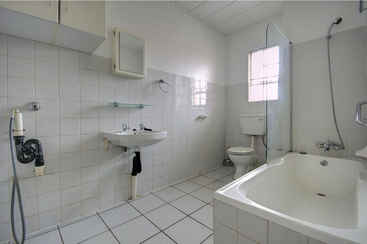BARGAIN Sunny ground floor unit! - Photo 3