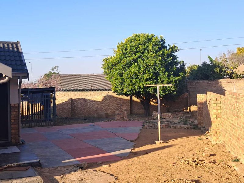 IMMACULATE HOME - Photo 9