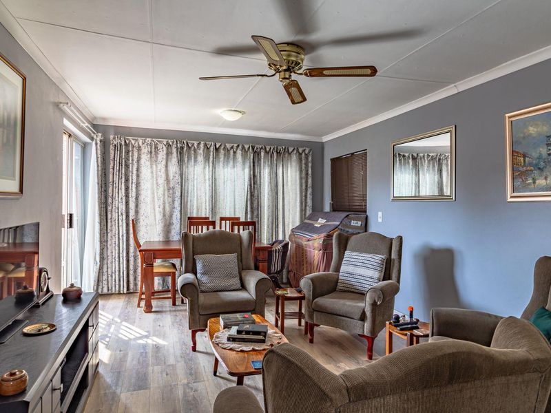 Charming 2 Bedroom, 2 Bathroom, Low-Maintenance Townhouse in Secure Complex - Photo 8