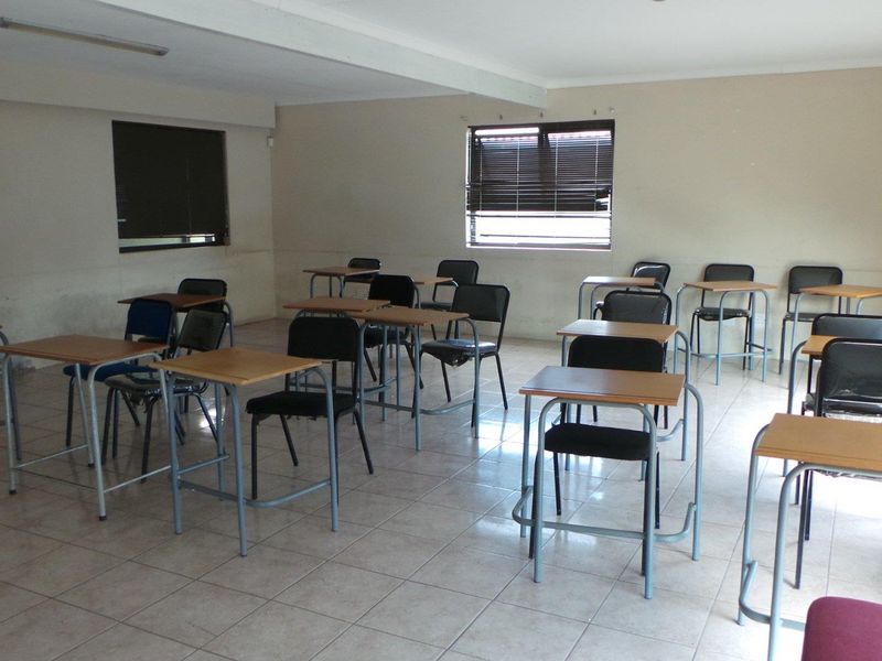 Commercial Property on busy road close to shopping center ! - Photo 3