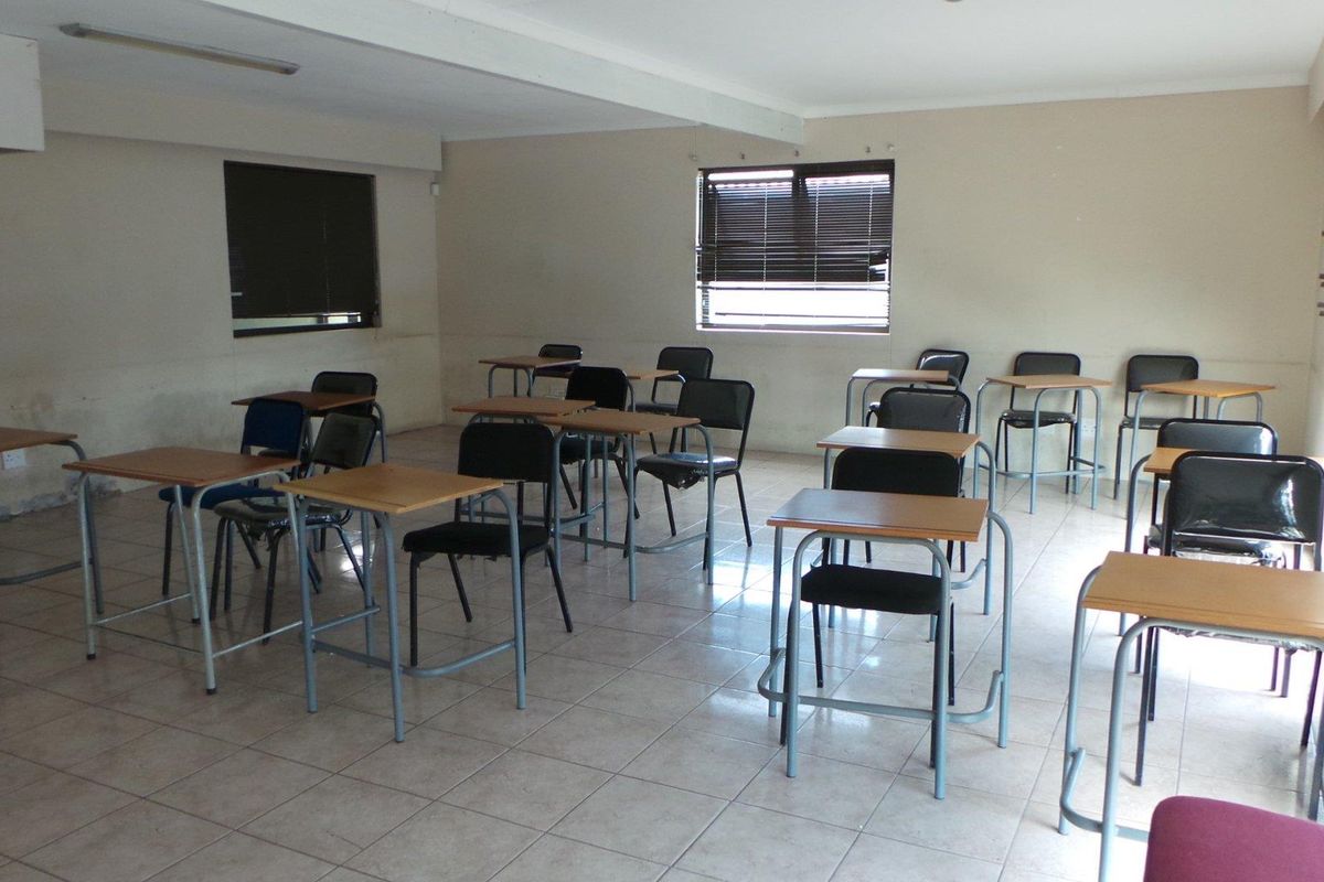 Commercial Property on busy road close to shopping center ! - Photo 3