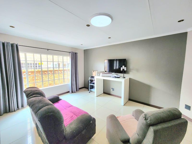 Exclusive Home in Sunward Park - Photo 7