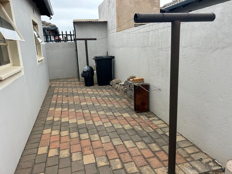 Clayville- R940 000 Neat Family Home - Photo 8