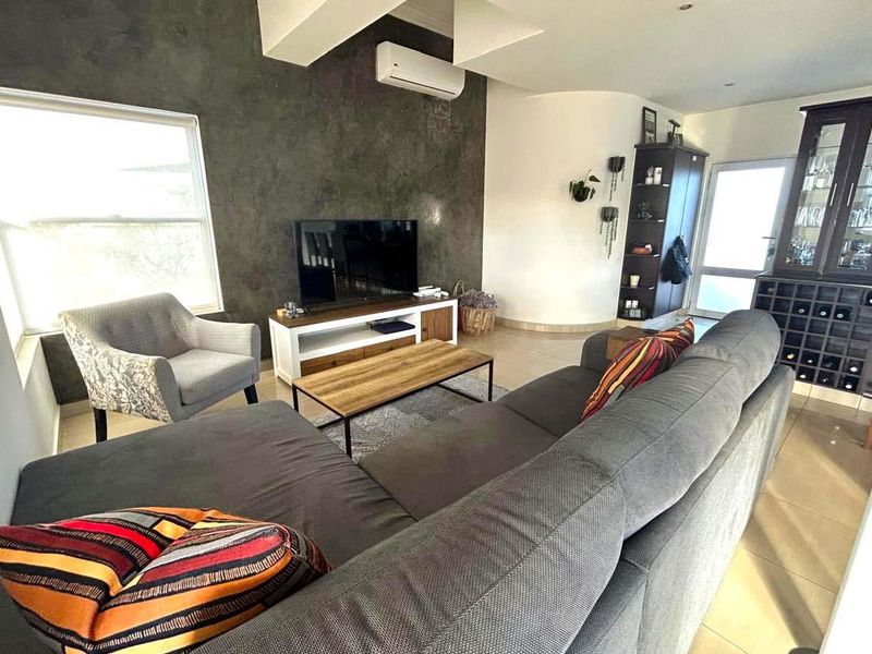 HENDRA - DELIGHTFUL QUIRKY 2 BEDROOM TOWNHOUSE IN ILALA RIDGE ESTATE - Photo 2