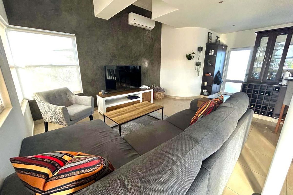 HENDRA - DELIGHTFUL QUIRKY 2 BEDROOM TOWNHOUSE IN ILALA RIDGE ESTATE - Photo 2