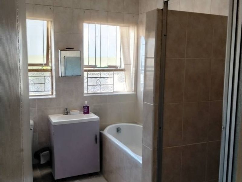 Large family home with Flatlet included - Photo 9