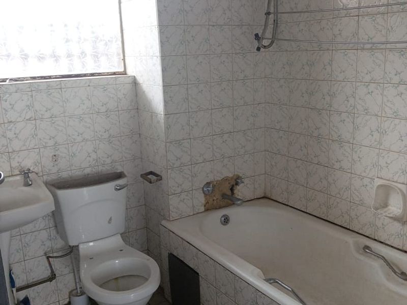 Lovely 3.5 Bedroom Apartment for Sale in Sunnyside - Photo 6