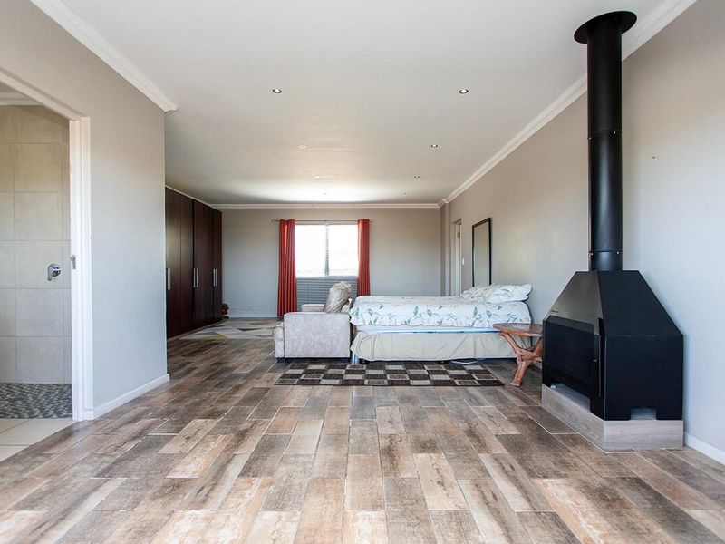 Luxury Living Redefined – Stunning 6 Bedroom Double Storey Family Home - Photo 3