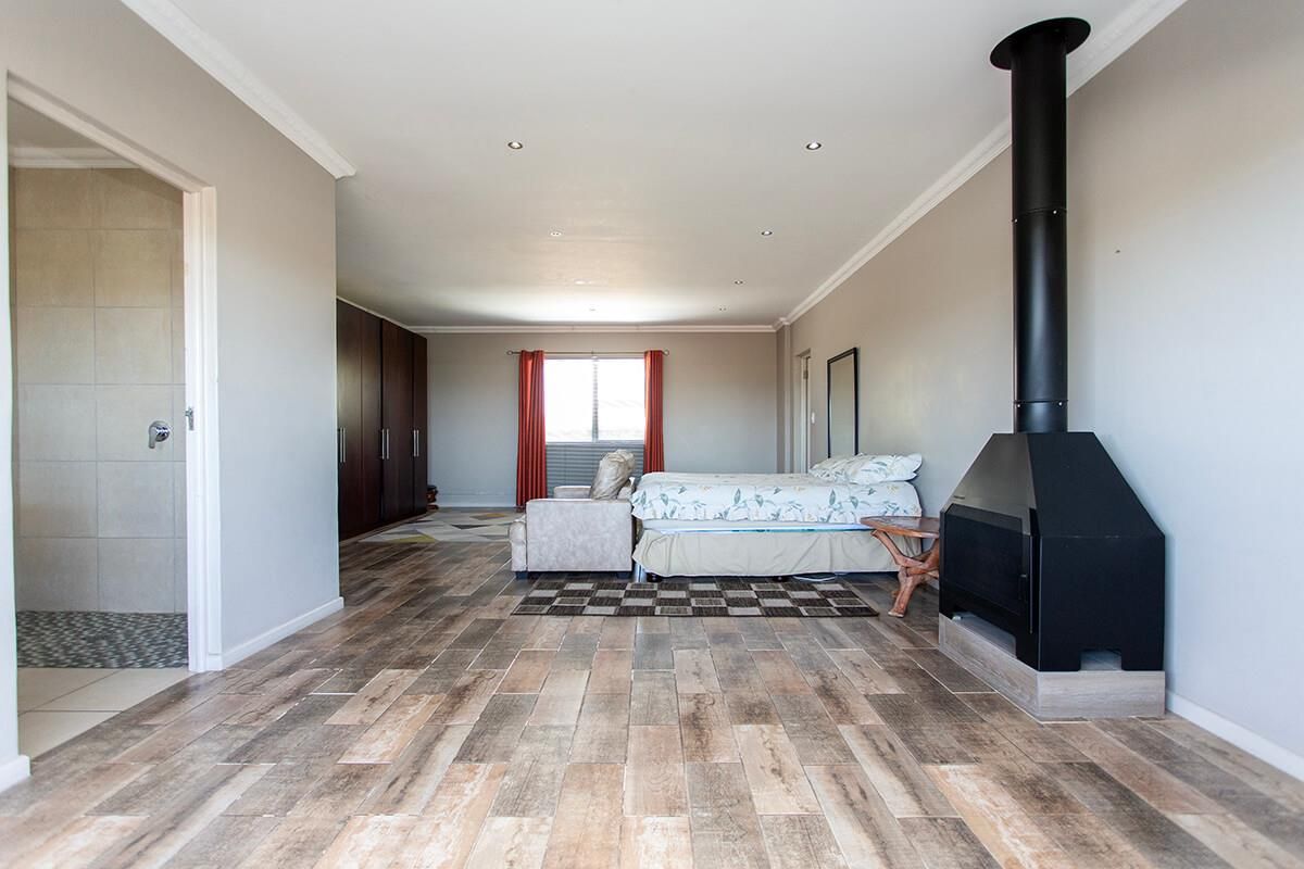 Luxury Living Redefined – Stunning 6 Bedroom Double Storey Family Home - Photo 3