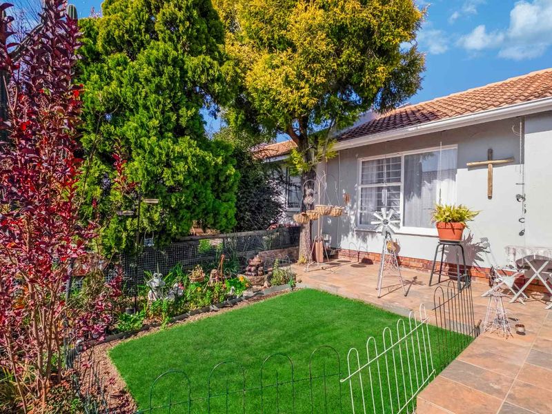 A LIGHT AND BRIGHT 2 BEDROOM, 1 BATH SIMPLEX UNIT- SOUNDS LIKE A FANTASTIC FIND! - Photo 2