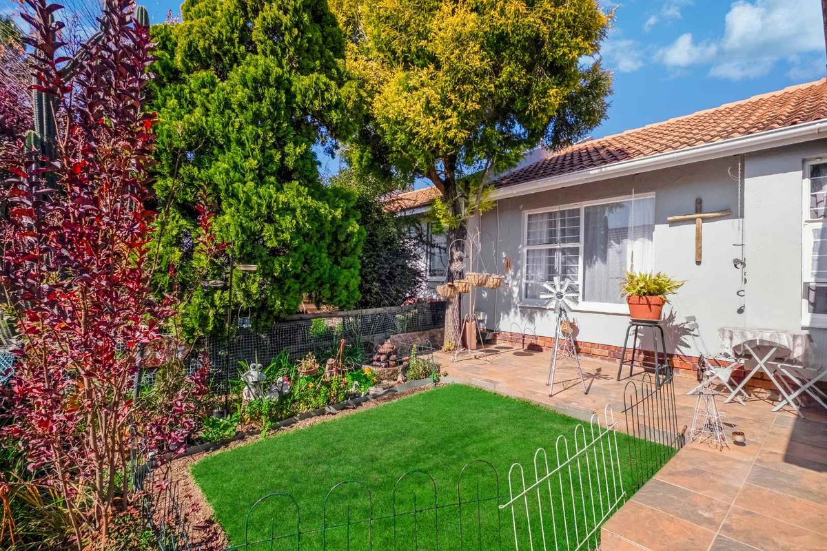 A LIGHT AND BRIGHT 2 BEDROOM, 1 BATH SIMPLEX UNIT- SOUNDS LIKE A FANTASTIC FIND! - Photo 2
