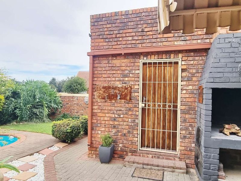 PERFECT FAMILY HOME WITH SPLASH POOL - Photo 8