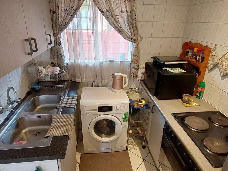 Charming Facebrick Townhouse in Secure Complex - Photo 7