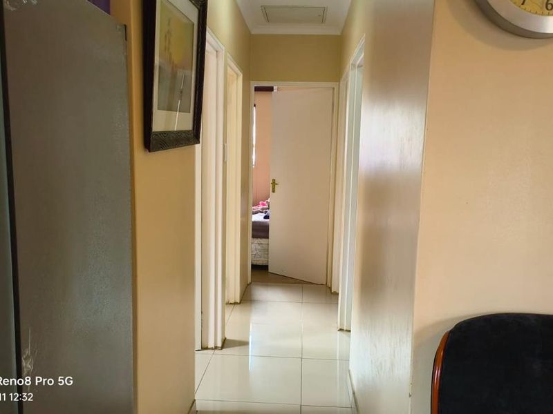 Clayville R 850 000 - Family Home! - Photo 5