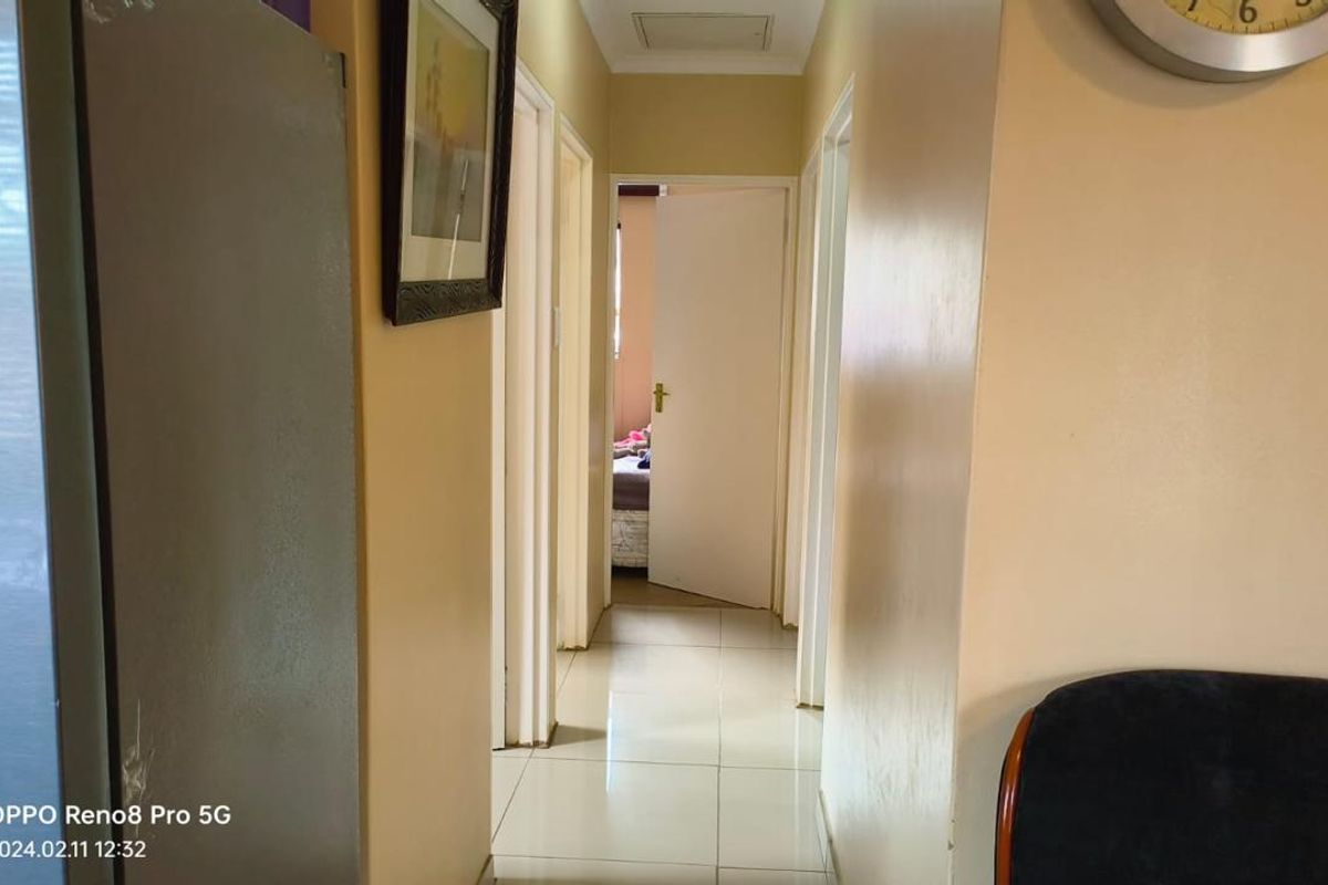 Clayville R 850 000 - Family Home! - Photo 5