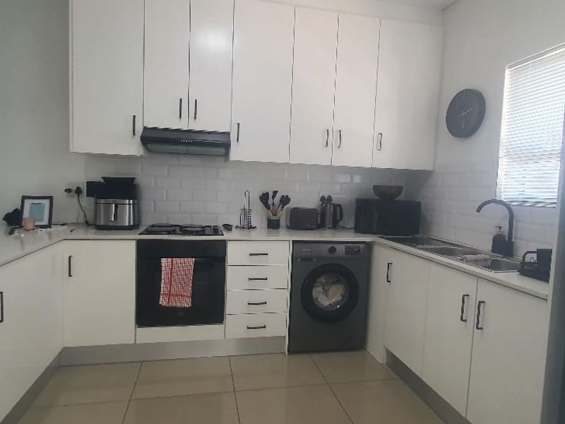 2 Bedroom Apartment Urgent Sale - Photo 2