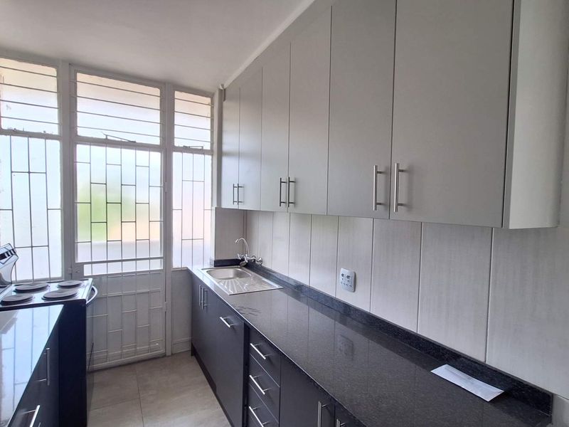 Spacious, newly renovated 2 bedroom apartment in Roodepoort - Photo 4