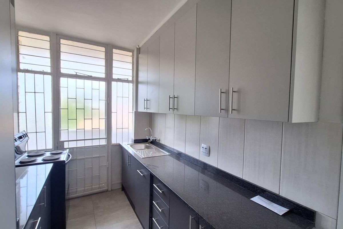 Spacious, newly renovated 2 bedroom apartment in Roodepoort - Photo 4