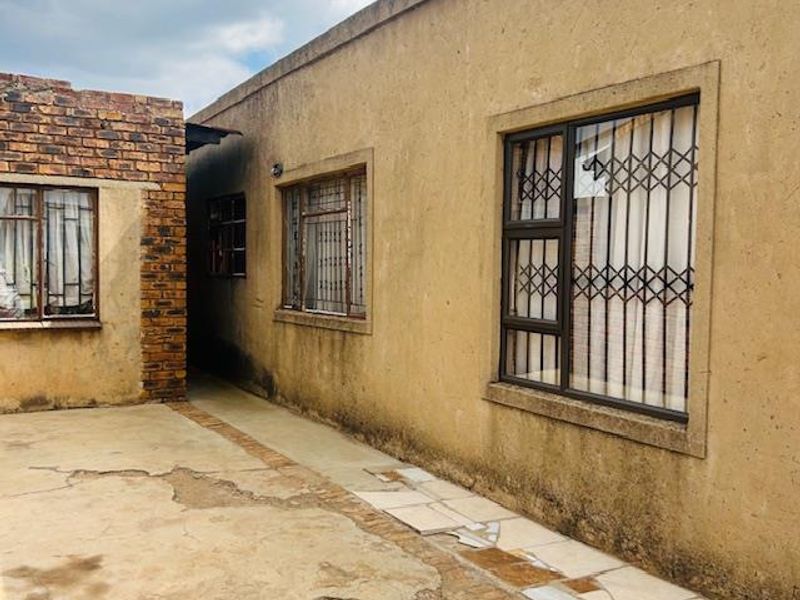 3 Bedroom house with 3 big outside Rooms - Photo 2