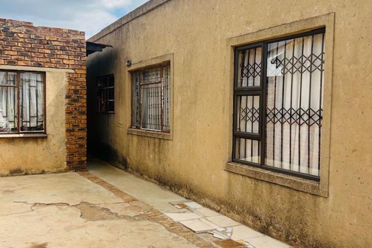 3 Bedroom house with 3 big outside Rooms - Photo 2