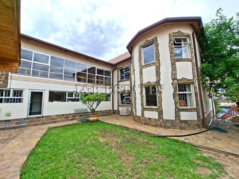 "Indulge in Opulence: Spacious Mansion with 5 Entertainment Areas!" - Photo 6