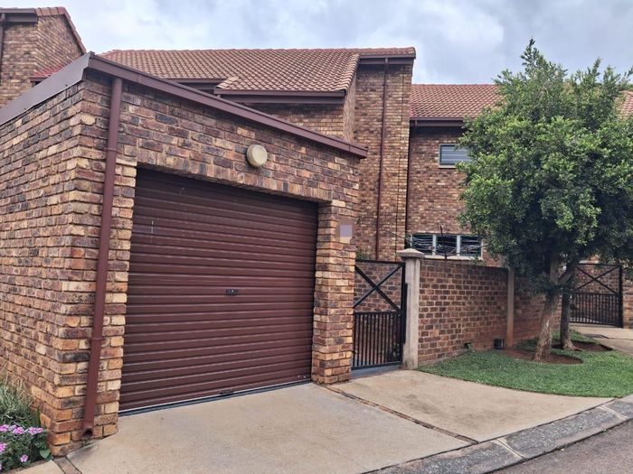 Property #2486227, Townhouse For Sale in Die Hoewes
