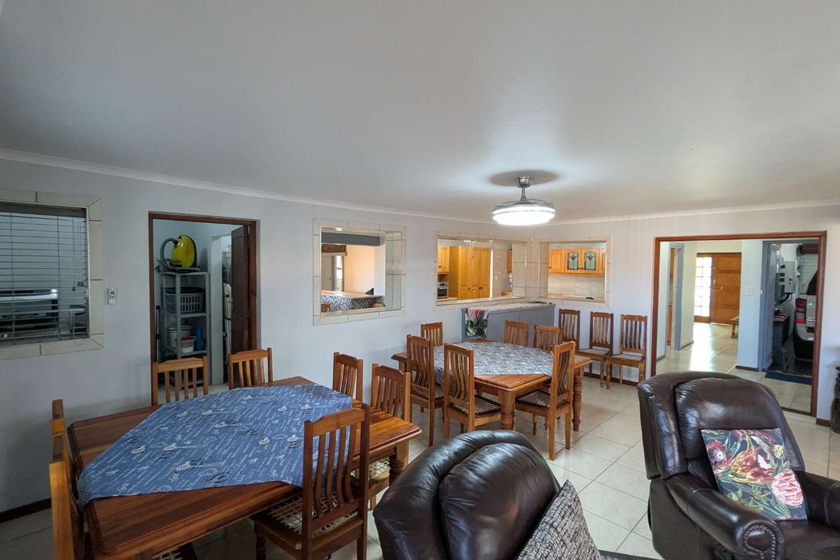Large 5 Bedroom House for Sale in FraaiUitsig - Photo 5