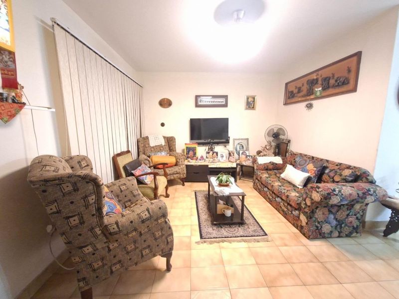 Welcome to your dream home nestled in the heart of Reservoir Hills, Durban. - Photo 2