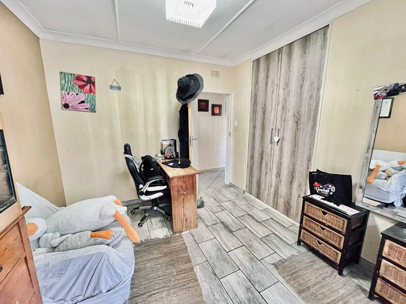 Spacious and Modern Family Home with Outdoor Entertaining Oasis** - Photo 7