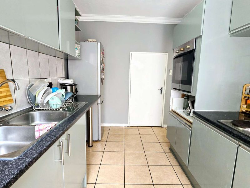 HIDDEN GEM 3 BEDROOM DUPLEX IN WATERKLOOF GLEN - Photo 9