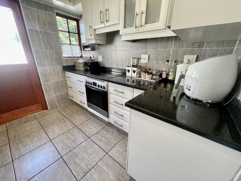 Hendra - Neat 3-Bedroom Simplex for Sale in Popular Sunningdale - Photo 9