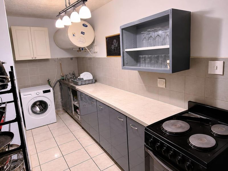 Comfortable 1-Bedroom Apartment in Kilner Park - Photo 2
