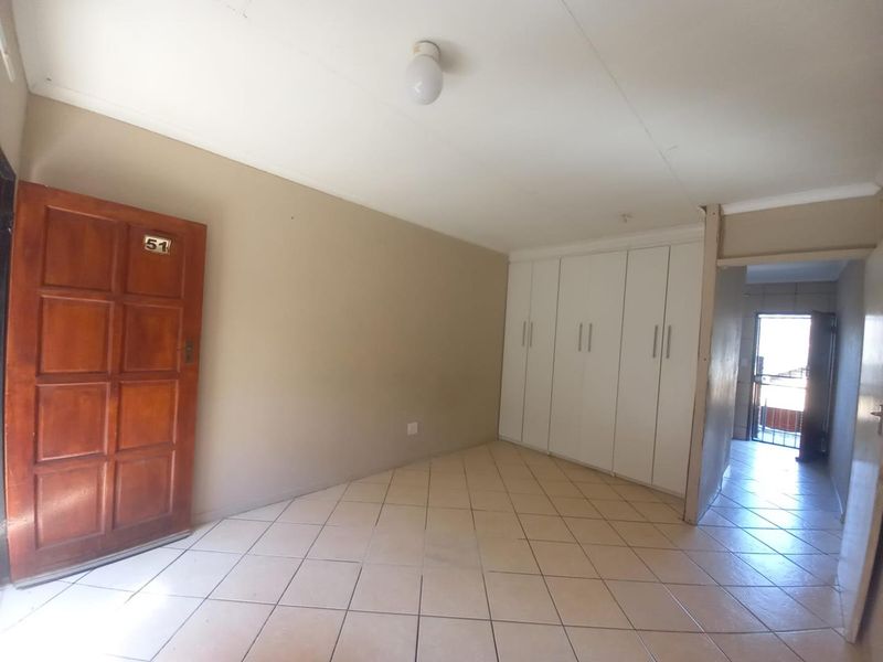 Charming 2-Bedroom Home - Photo 3