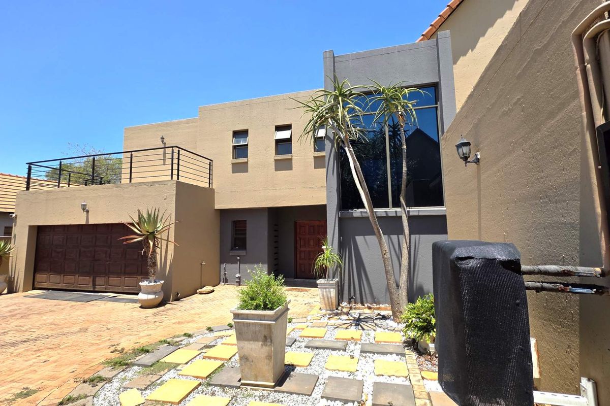 4 Bedroom 3.5 Bathroom Double Storey Family Home in Leloko - Photo 2