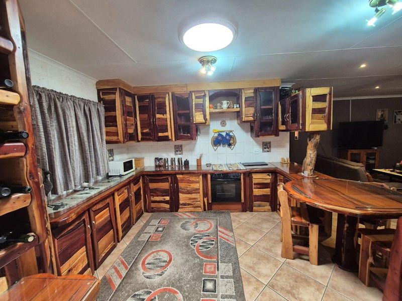 **Charming Corner Stand Home with Luxurious Amenities** - Photo 9