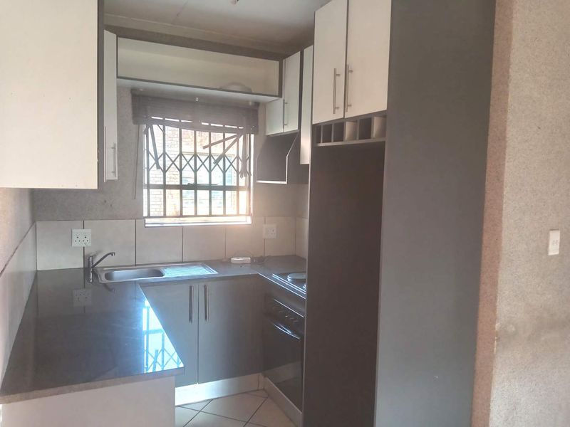 THREE BEDROOM DUPLEX TOWNHOUSE FOR SALE IN DAWN PARK - Photo 1