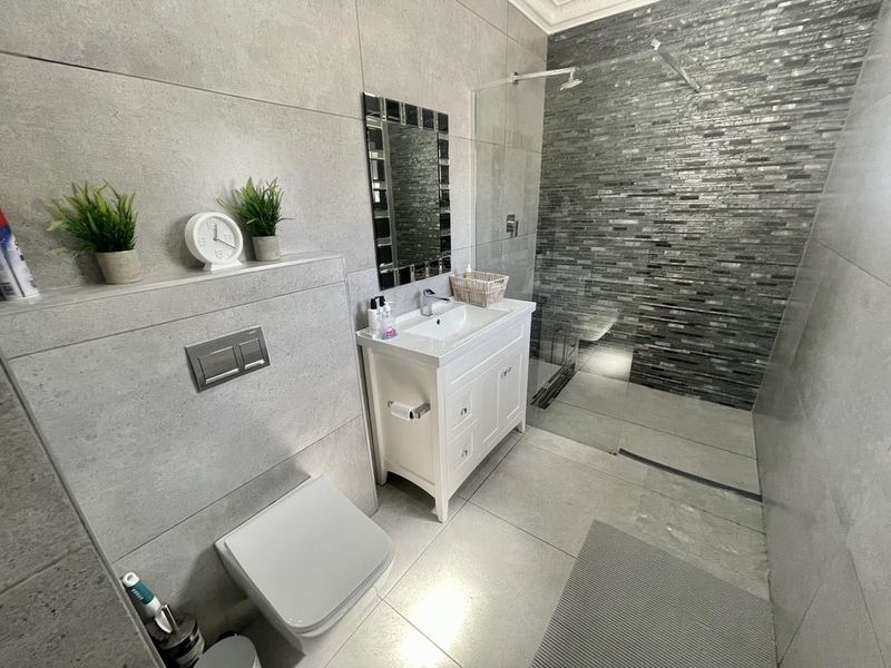 Hendra - Beautiful Family Home with Sea Views & Modern Flatlet in Prime La Lucia - Photo 6
