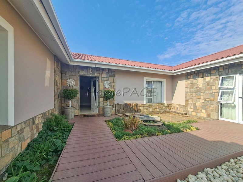 Central, Walvis Bay:  Spacious, Attractive 4 Bedroom home in popular area - Photo 2